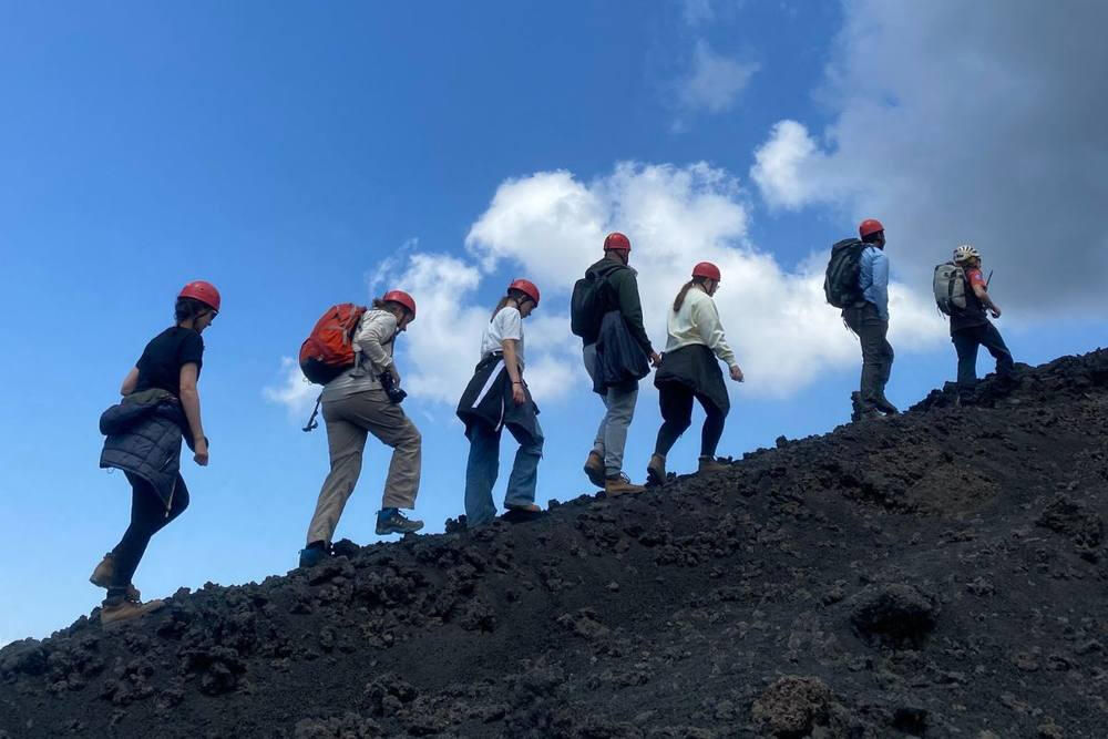 Trekking Etna 3000 m con vista crateri spenti